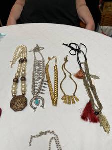 lot 1324 image: Ladies Jewelry