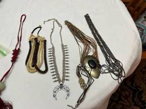 lot 1325 image: Ladies Jewelry
