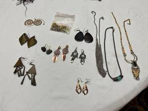 lot 1329 image: Ladies Jewelry