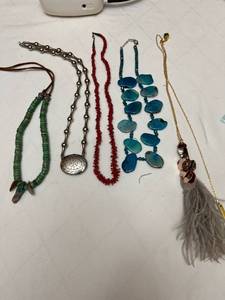 lot 1330 image: Ladies Jewelry