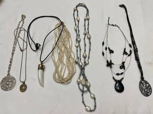 lot 1336 image: Ladies Jewelry