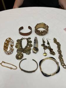 lot 1338 image: Ladies Jewelry