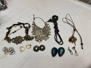 lot 1341 image: Ladies jewelry