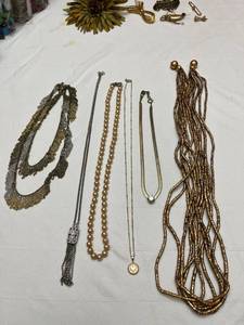 lot 1342 image: Ladies jewelry
