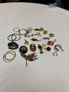 lot 1345 image: Ladies jewelry