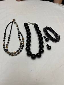 lot 1347 image: Ladies jewelry