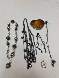 lot 1349 image: Ladies jewelry