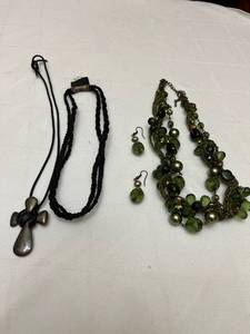 lot 1351 image: Ladies jewelry