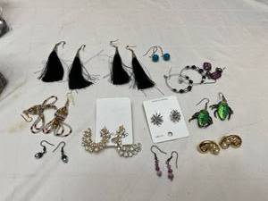 lot 1354 image: Ladies jewelry