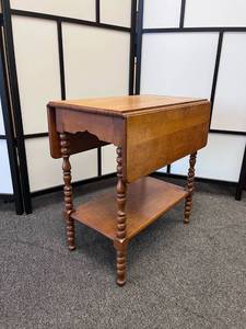 lot 1008 image: Oak drop leaf side table 25 x 15 x 24 in closed 25 x 31 x 24 in open