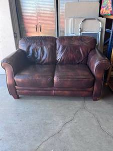 lot 1013 image: Leather loveseat
