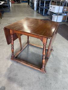 lot 1016 image: Drop leaf table 28 x 29 x 27 in closed Each leaf is 12 in wide