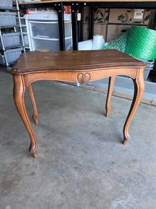 lot 1019 image: Oak side table 20 x 24 x 16 in