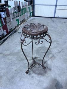 lot 1022 image: Iron plant stand 30 x 16 x 16 in