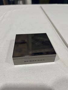 lot 1047 image: Burberry almond no 43 fresh glow compact .28 oz