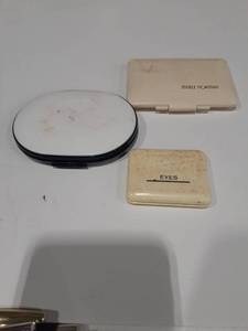 lot 1075 image: Various eyeshadow