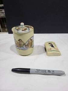 lot 1121 image: Oriental decor hand painted jar, marble table top