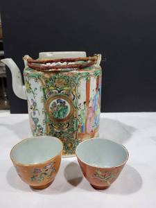 lot 1123 image: Oriental tea pot has chip, missing lid, tea cups 7x 5