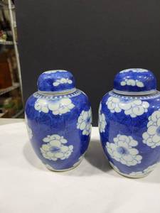 lot 1124 image: Glazed ceramic vases 6x4