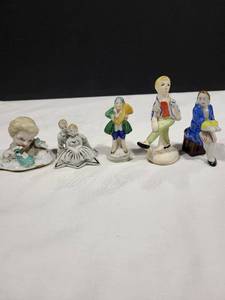 lot 1129 image: Glazed ceramic miniatures