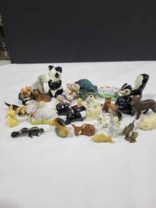lot 1130 image: Assortment of ceramic miniatures animals