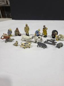 lot 1132 image: Miniature animal, people decor