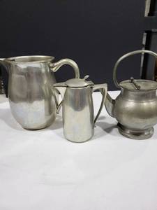 lot 1140 image: Pewter water, creamer, tea pot 6.5 is the tallest
