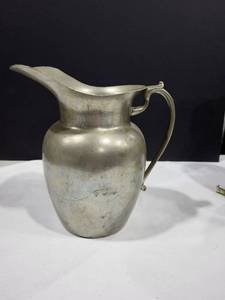 lot 1142 image: Pewter water pitcher 8.5x8