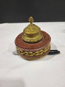 lot 1147 image: Vintage marble brass ink well missing one foot