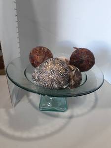 lot 1172 image: Home decor. Glass bowl on pedestal with feather balls