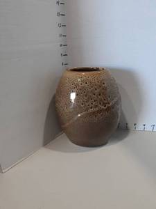 lot 1179 image: Vase. Approximately 7.5 inches tall