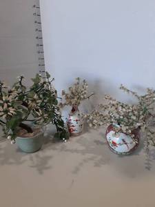 lot 1186 image: Home decor with faux flowers. Made in China