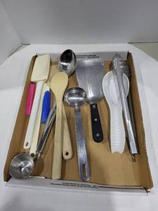 lot 1239 image: Variety of kitchen utensils