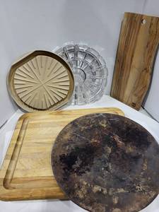 lot 1246 image: Cutting boards, microwave bacon dish Pampered Chef LTD 15inch pizze pan, cake platter 12 in