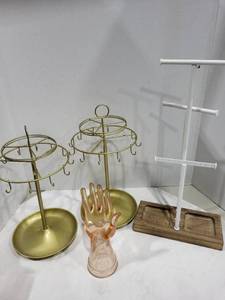 lot 1259 image: Jewelry stands