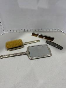 lot 1500 image: Vintage vanity items