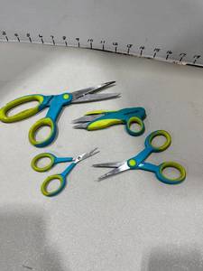 lot 1508 image: Craft Smart blue and green scissor set
