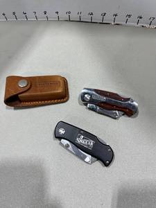 lot 1526 image: Craftsman and other utility knives