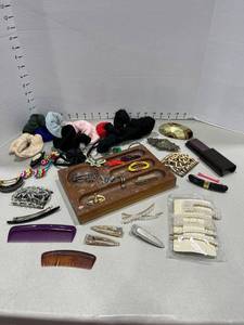lot 1543 image: Hair accessories