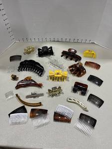 lot 1544 image: Hair clips