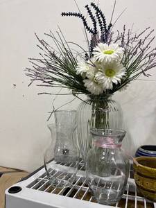 lot 1547 image: Clear vases and artificial floral decor