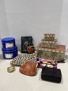 lot 1557 image: Vera Bradley coin pouch and more