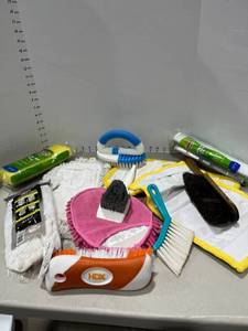 lot 1584 image: Mop heads and scrub brushes
