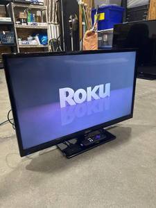 lot 1590 image: Seiki 28 in tv with Roku and remote