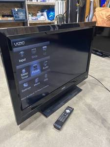 lot 1591 image: Vizio 32 in tv with remote
