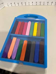 lot 1718 image: Melissa and Doug jumbo crayon set