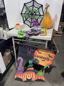 lot 1721 image: Halloween decor