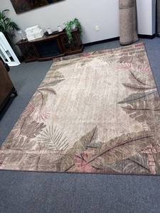lot 2000 image: Tropical floral pattern area rug 123 x 96 in