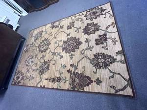 lot 2002 image: Allure Sphinx rug 85 x 130 in