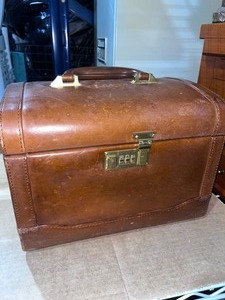 lot 1158 image: Genuine leather travel jewelry box